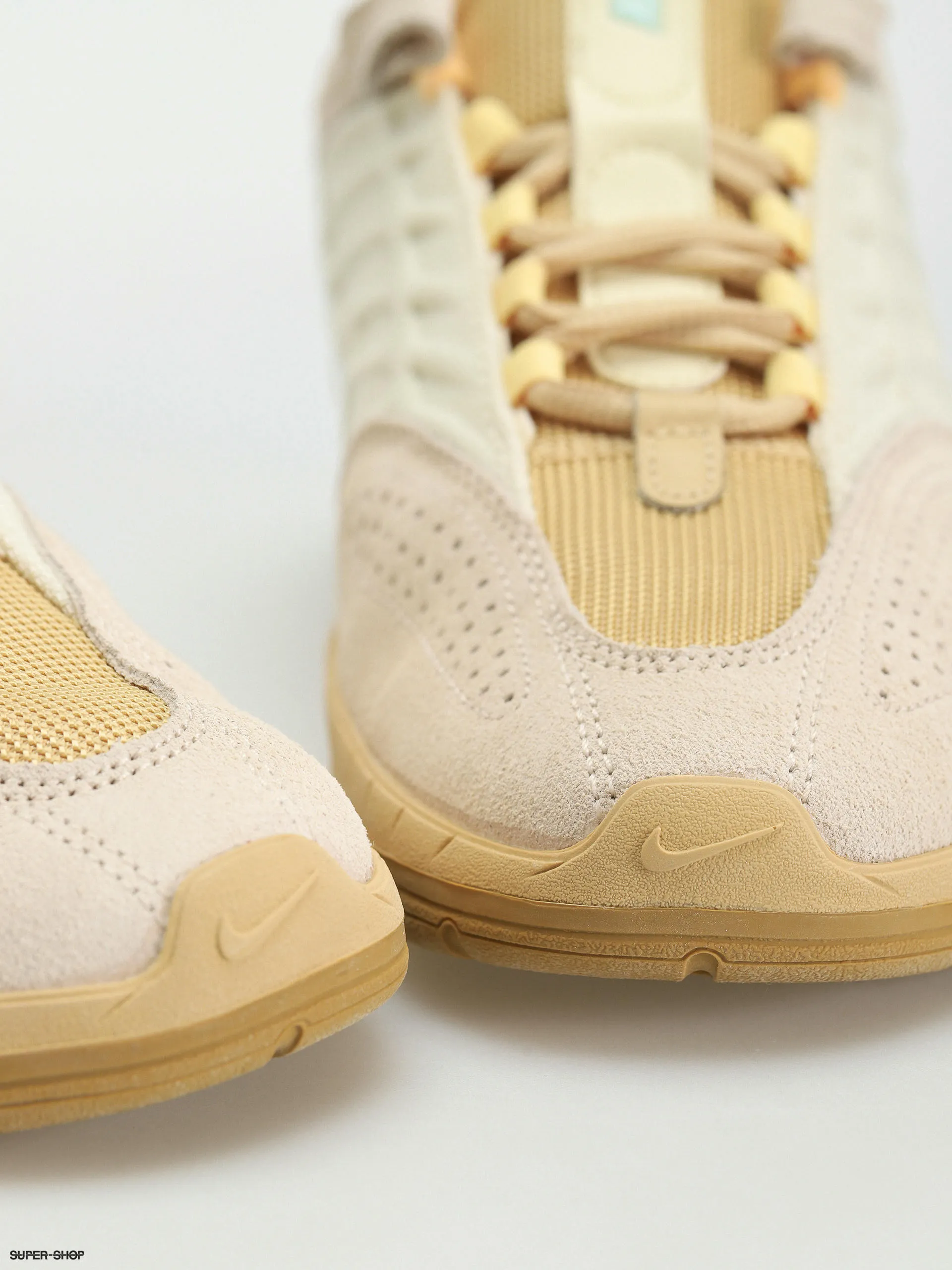 Nike SB Vertebrae Te Shoes (coconut milk/jade ice sesame flt gold)